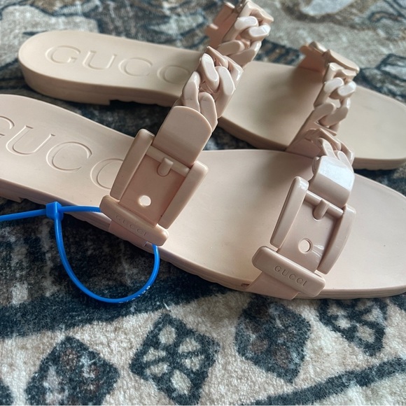 Gucci GG Light Pink Rubber Buckle Chain Link Sandals Slip On - Picture 6 of 7
